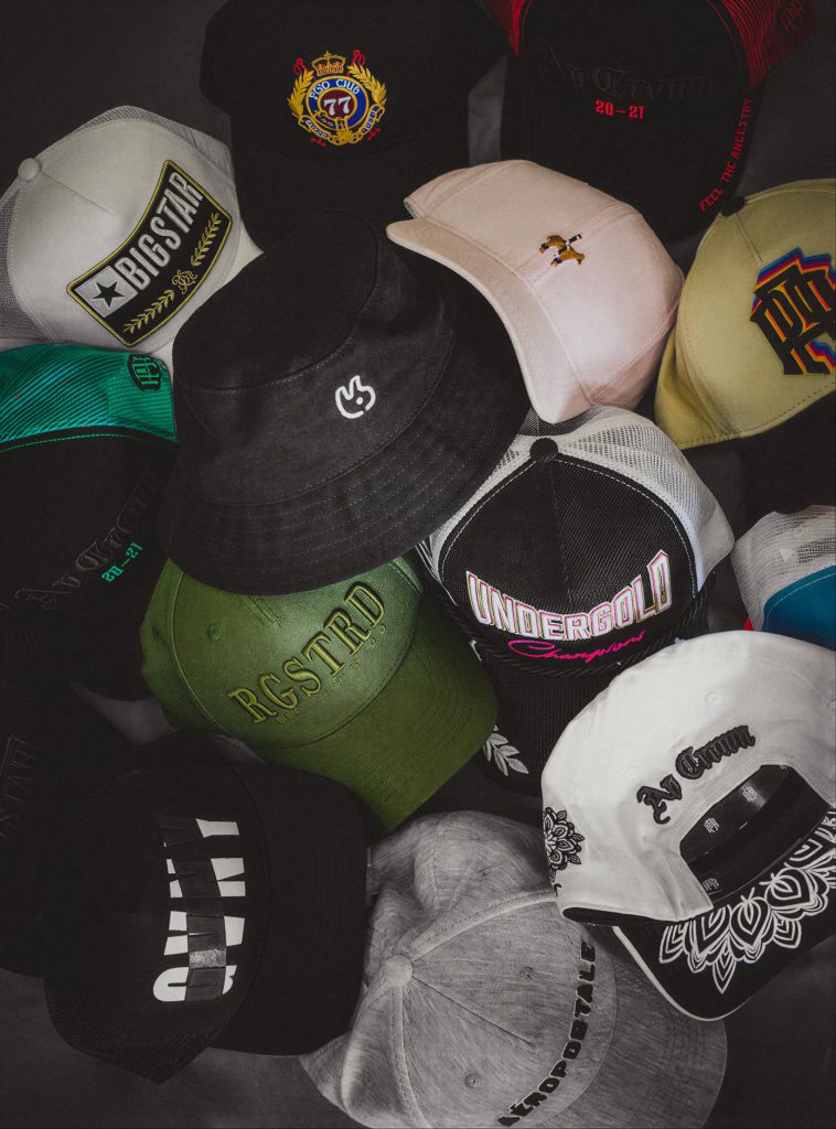 Variedad de gorras fabricadas para marcas aliadas