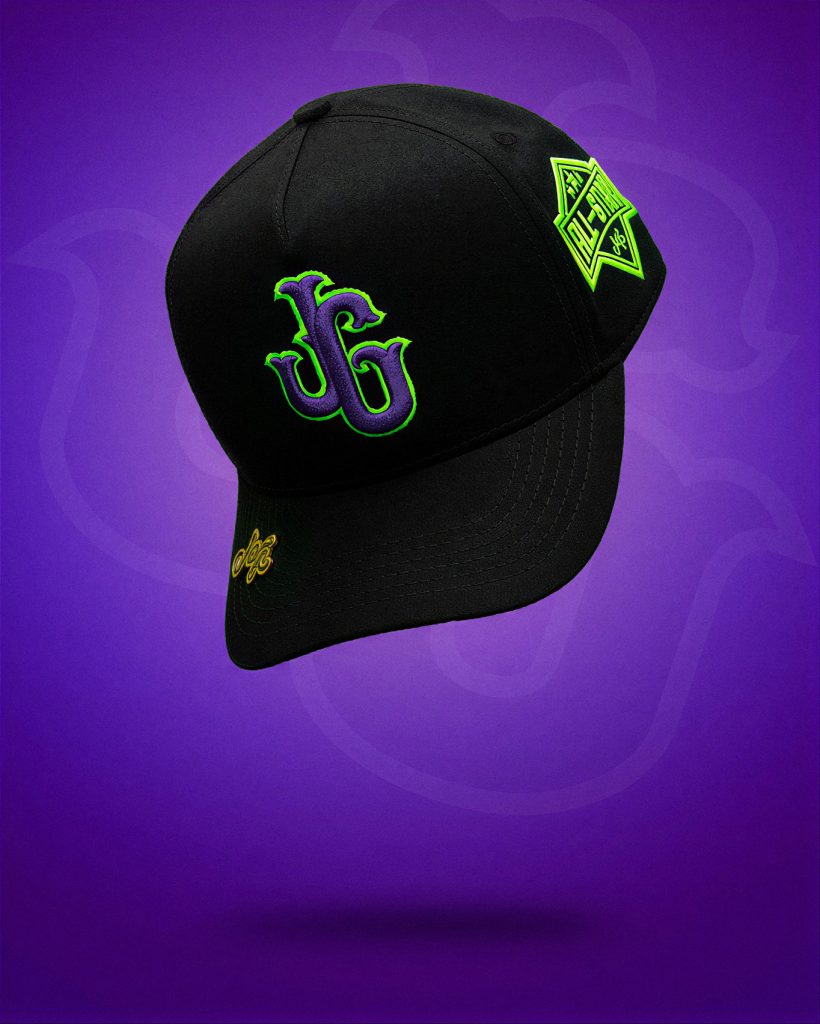 Gorra negra con bordado 3D verde y morado
