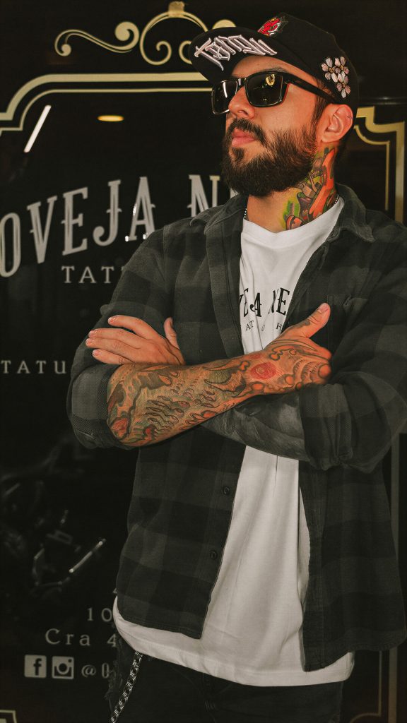 Modelo con gorra de colección Kabuki