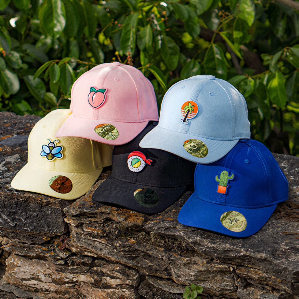 Gorras de colores con parches bordados