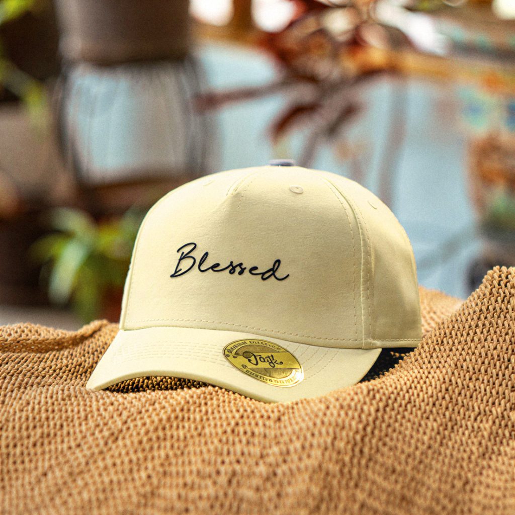 Gorra beige con lettering bordado