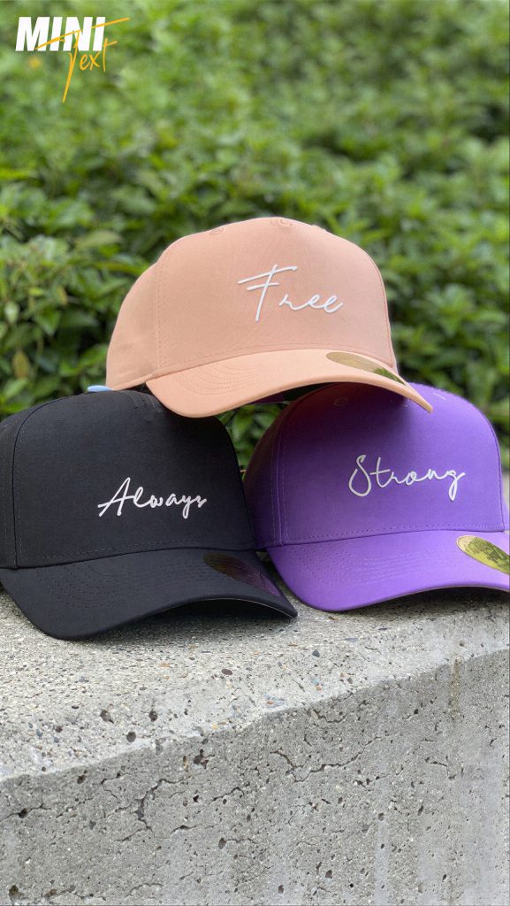 Gorras con texto bordado en script
