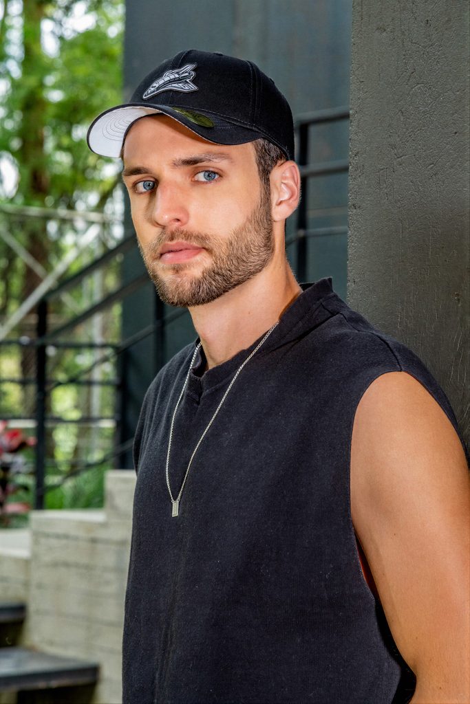 Modelo con gorra negra bordada