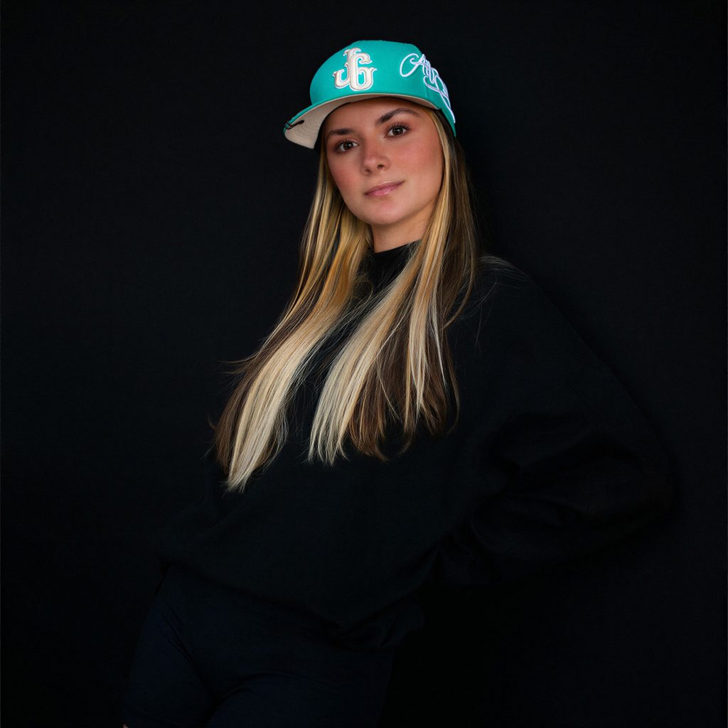 Modelo con gorra turquesa bordada