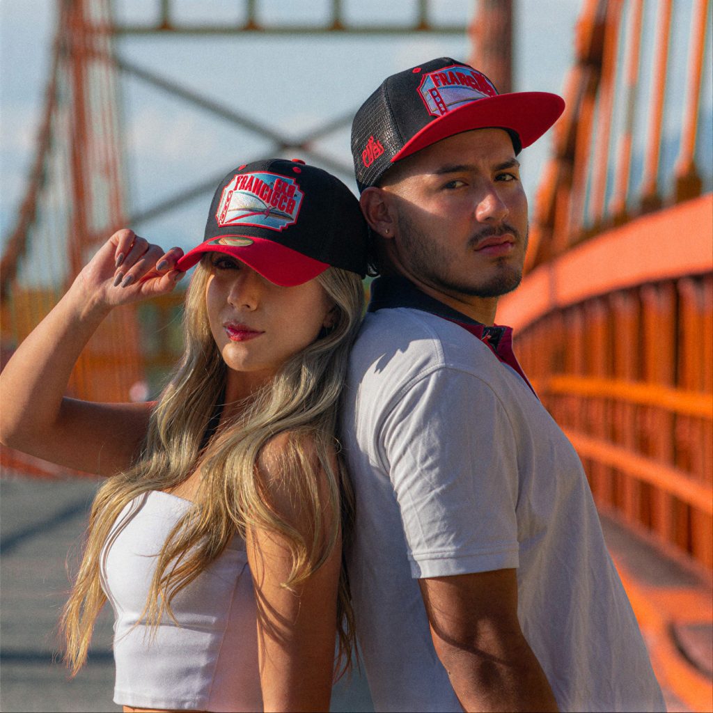 Pareja con gorras trucker